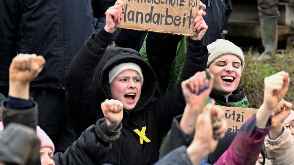 Umweltaktivistin Luisa Neubauer (M) protestiert während einer Demonstration gegen den Kohleabbau am zweiten Tag der Räumung im von Klimaaktivisten besetzten Braunkohleort Lützerath.