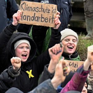 Umweltaktivistin Luisa Neubauer (M) protestiert während einer Demonstration gegen den Kohleabbau am zweiten Tag der Räumung im von Klimaaktivisten besetzten Braunkohleort Lützerath.
