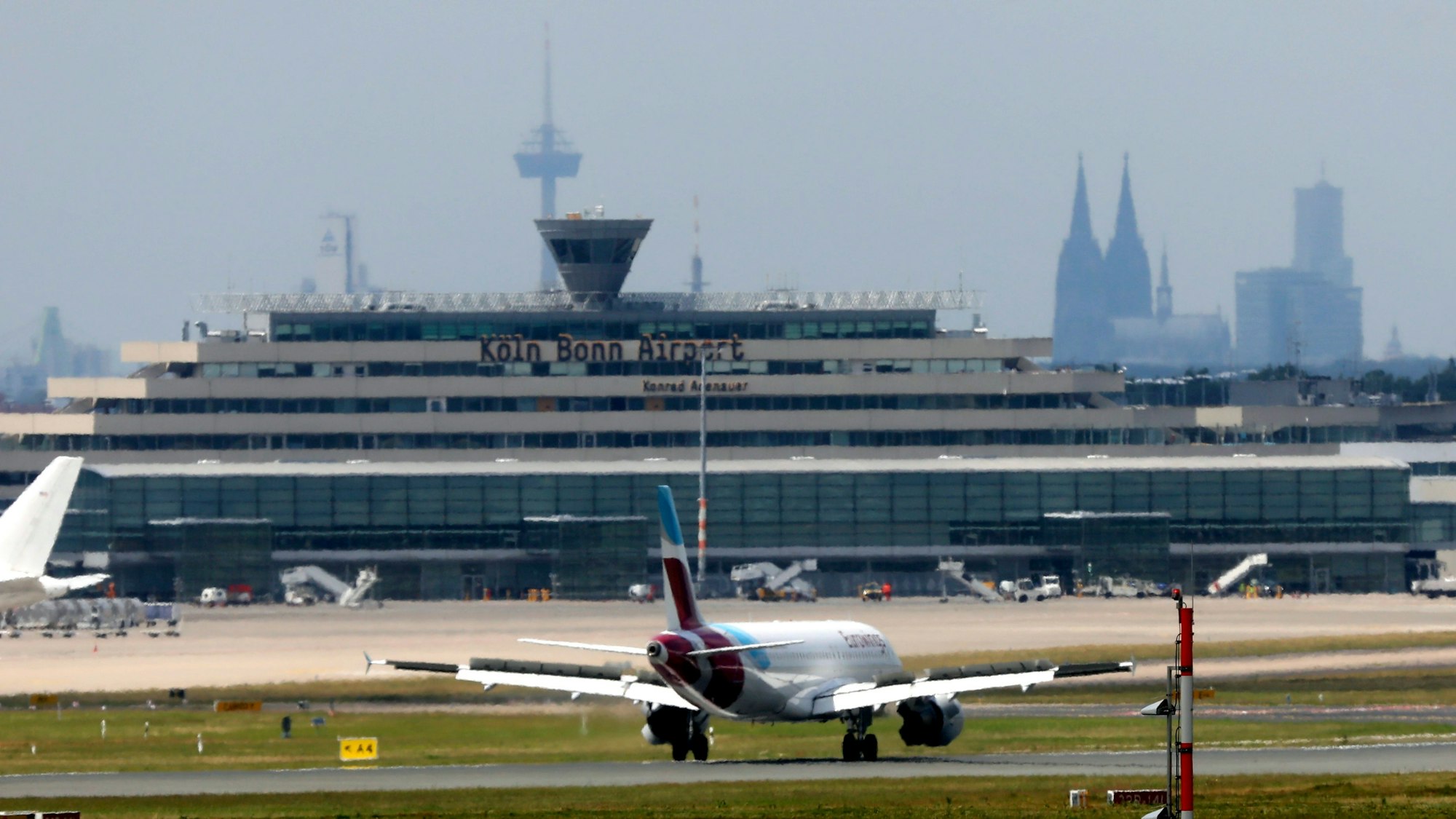 02.07.2021, Köln: Ein Flieger von Eurowings beim Abflug am Köln/Bonner Flughafen. In NRW haben die Sommerferein angefangen.Köln/Bonner Flughafen. Foto: Arton Krasniqi