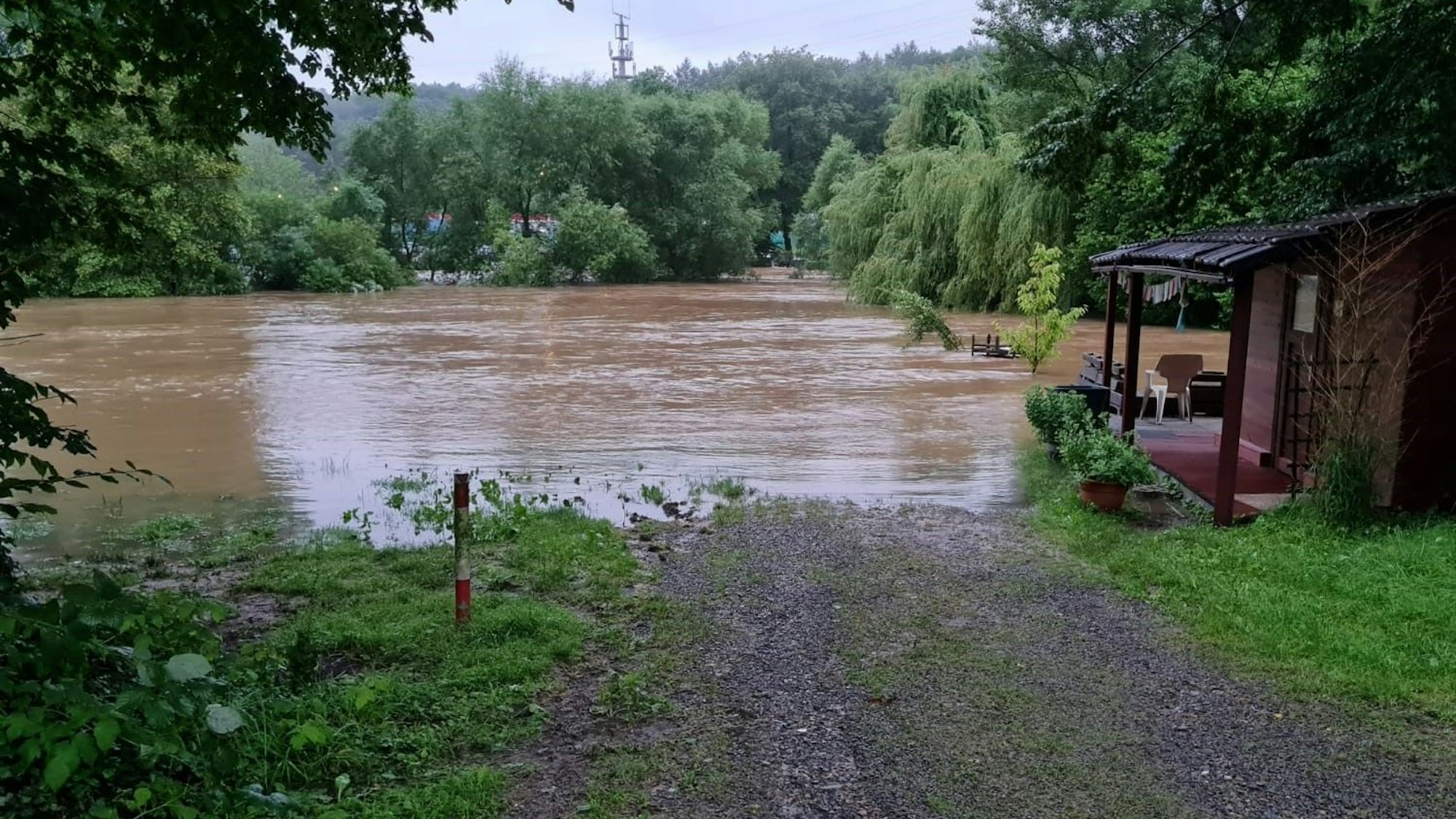 Der Fluss Sülz ist über die Ufer getreten und das den Campingplatz Meigermühle überflutet am 14. Juli 2021.
