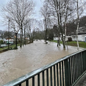 Eine Straße in Gummersbach ist überflutet.