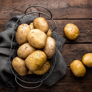 Kartoffeln in einem Metallkorb.