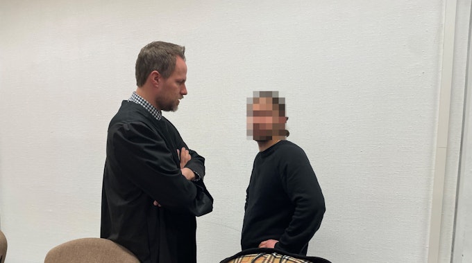 Der Angeklagte (30) mit seinem Verteidiger Ingmar Rosentreter beim Prozessauftakt im Kölner Landgericht.