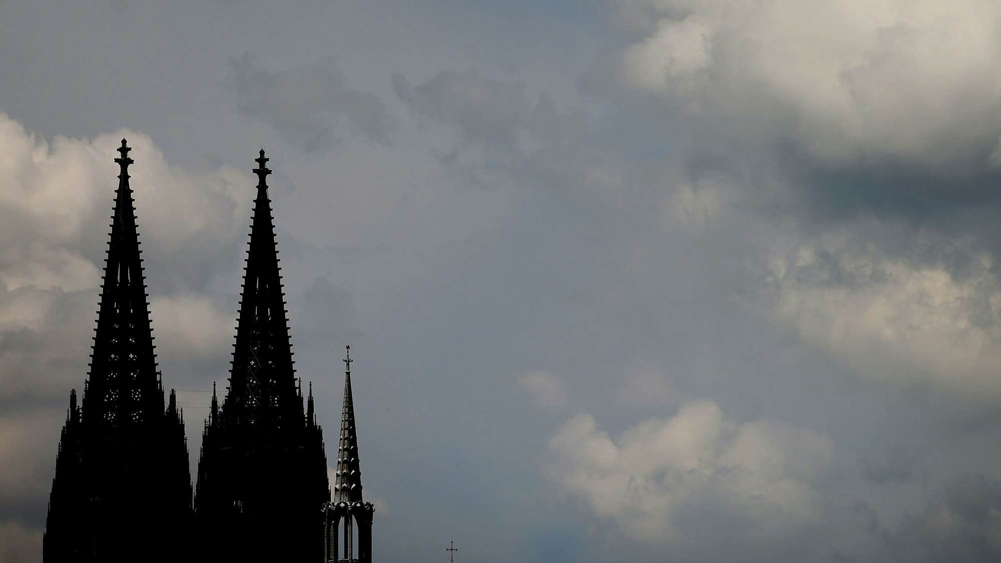ARCHIV - 28.05.2021, Nordrhein-Westfalen, Köln: Wolken ziehen am Dom vorbei.