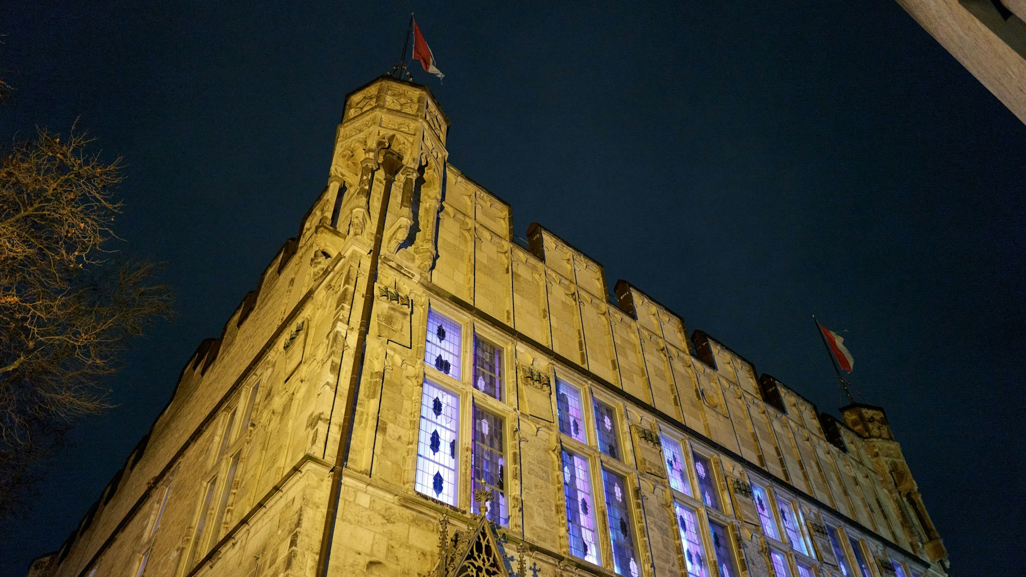 Das Gürzenich-Gebäude in der Kölner Innenstadt beleuchtet in der Nacht.