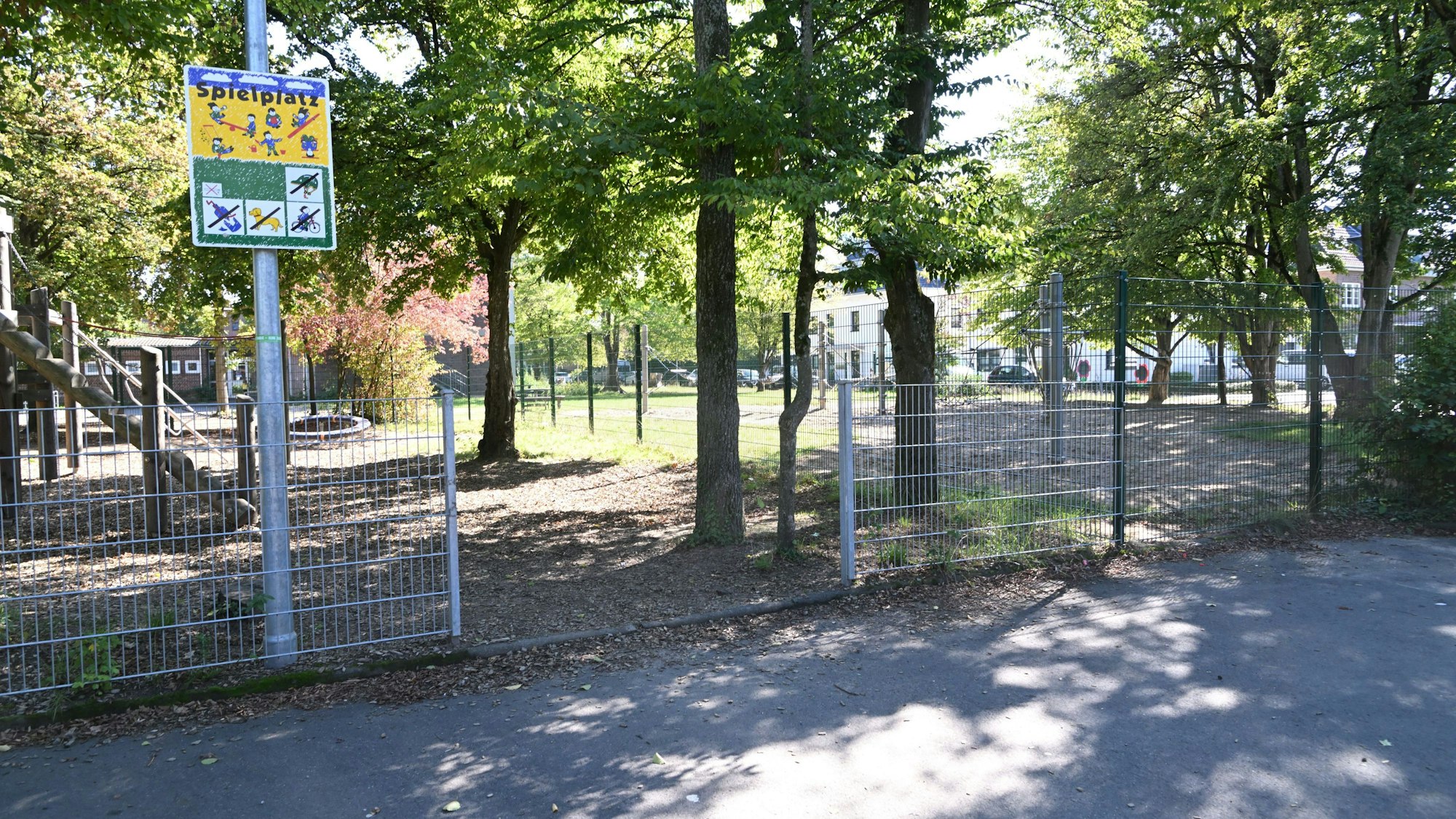 Das Foto zeigt einen Spielplatz auf dem Gelände der Katholischen Grundschule In der Auen in Refrath.
