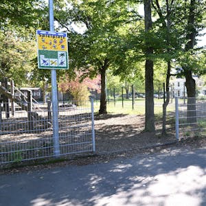 Das Foto zeigt einen Spielplatz auf dem Gelände der Katholischen Grundschule In der Auen in Refrath.
