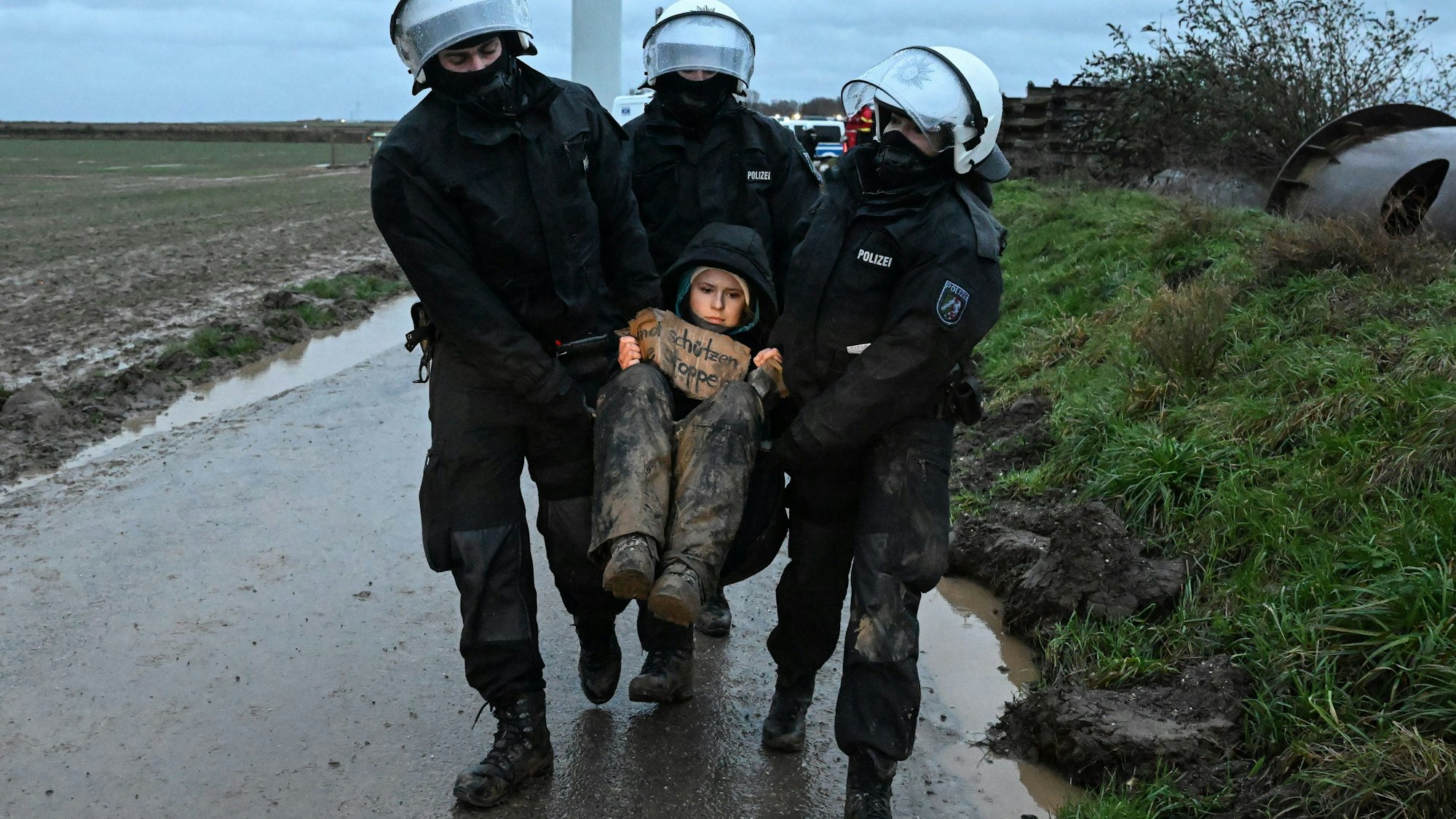 Umweltaktivistin Luisa Neubauer wird in der Nähe von Lützerath von Polizisten während einer Sitzblockade weggetragen.