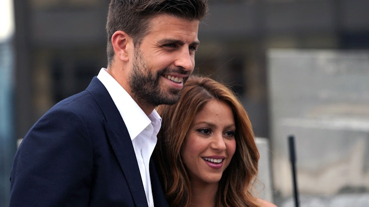 Gerard Piqué und Shakira lächeln auf einem Foto aus Zeiten ihrer gemeinsamen Beziehung in die Kamera.