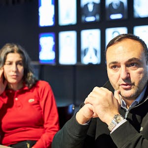 Die Dramaturgin Stawrula Panagiotaki und der Regisseur Nuran David Calis sitzen bei einem Interview im Foyer des Schauspiel Köln