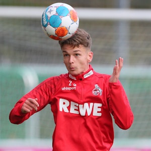 Philipp Wydra macht im Training des 1. FC Köln einen Kopfball.