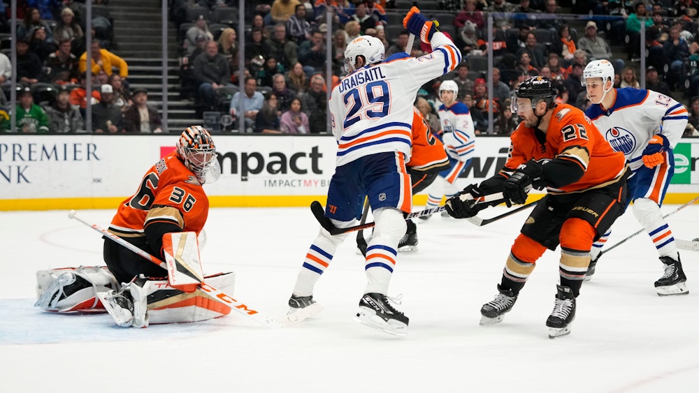 Leon Draisaitl (29) von den Edmonton Oilers sieht zu, wie der Puck an Torwart John Gibson (36) der Anaheim Ducks vorbei ins Netz geht.