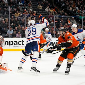 Leon Draisaitl (29) von den Edmonton Oilers sieht zu, wie der Puck an Torwart John Gibson (36) der Anaheim Ducks vorbei ins Netz geht.