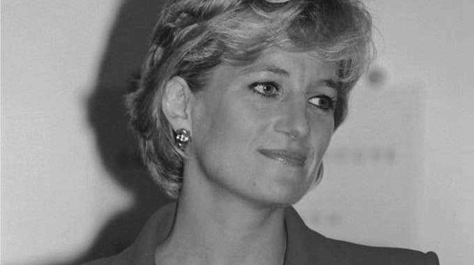 Prinzessin Diana grins in einem Video.