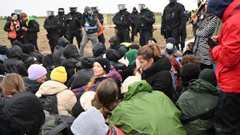 Die Polizei kesselt am zweiten Räumungstag Demonstranten ein, unter ihnen auch die Klimaaktivistin Luisa Neubauer.