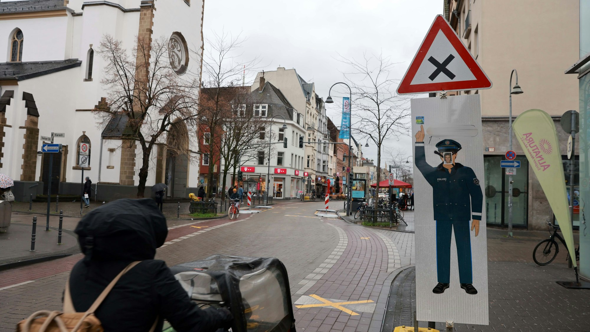 Der Verkehrsversuch auf der Venloer Straße sorgt für viel Streit.