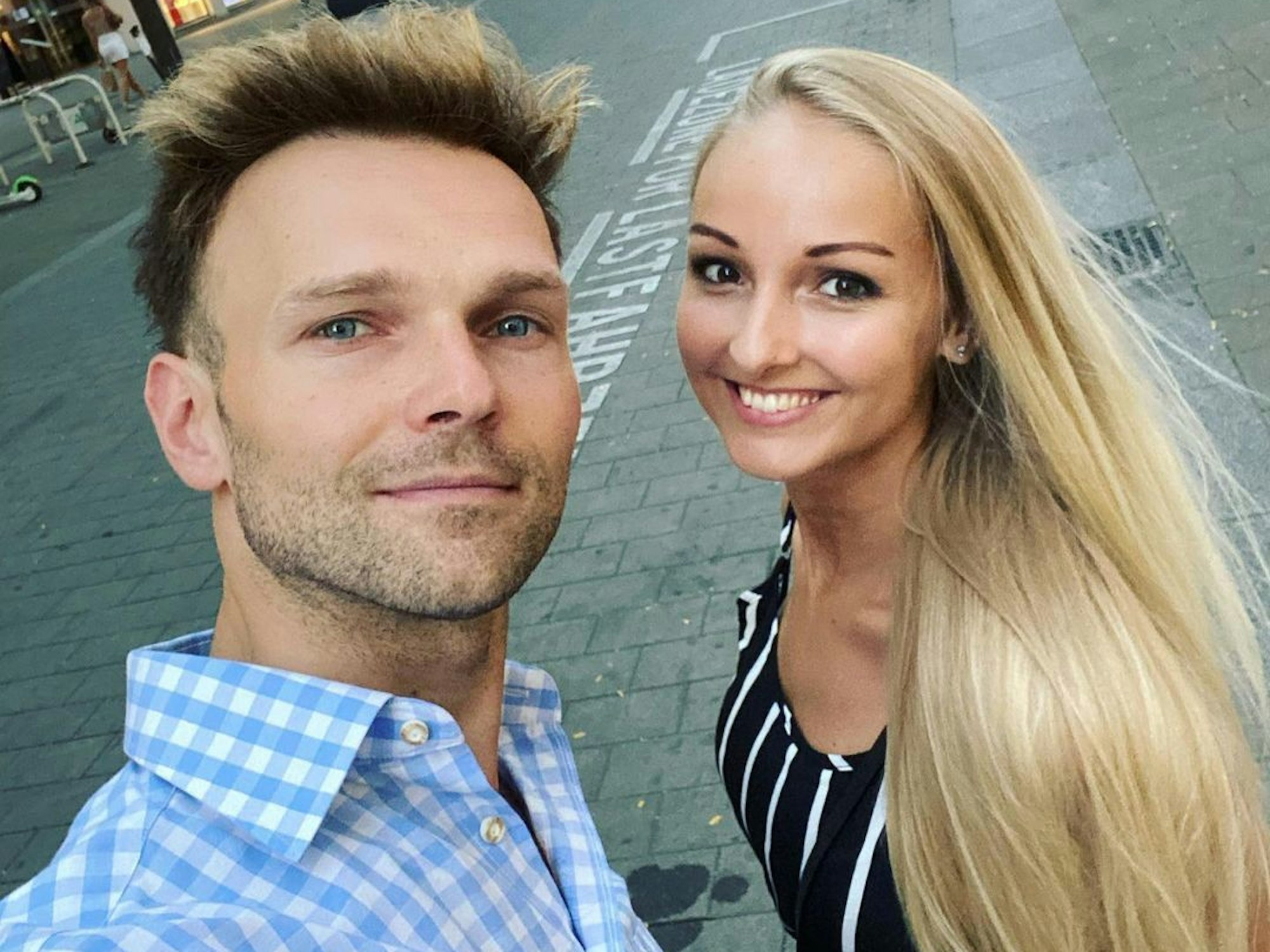Vadim Garbuzov und Nicole Ettlinger posieren für ein Selfie.
