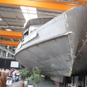 Ein Schiff liegt in einer Niederkasseler Werft.