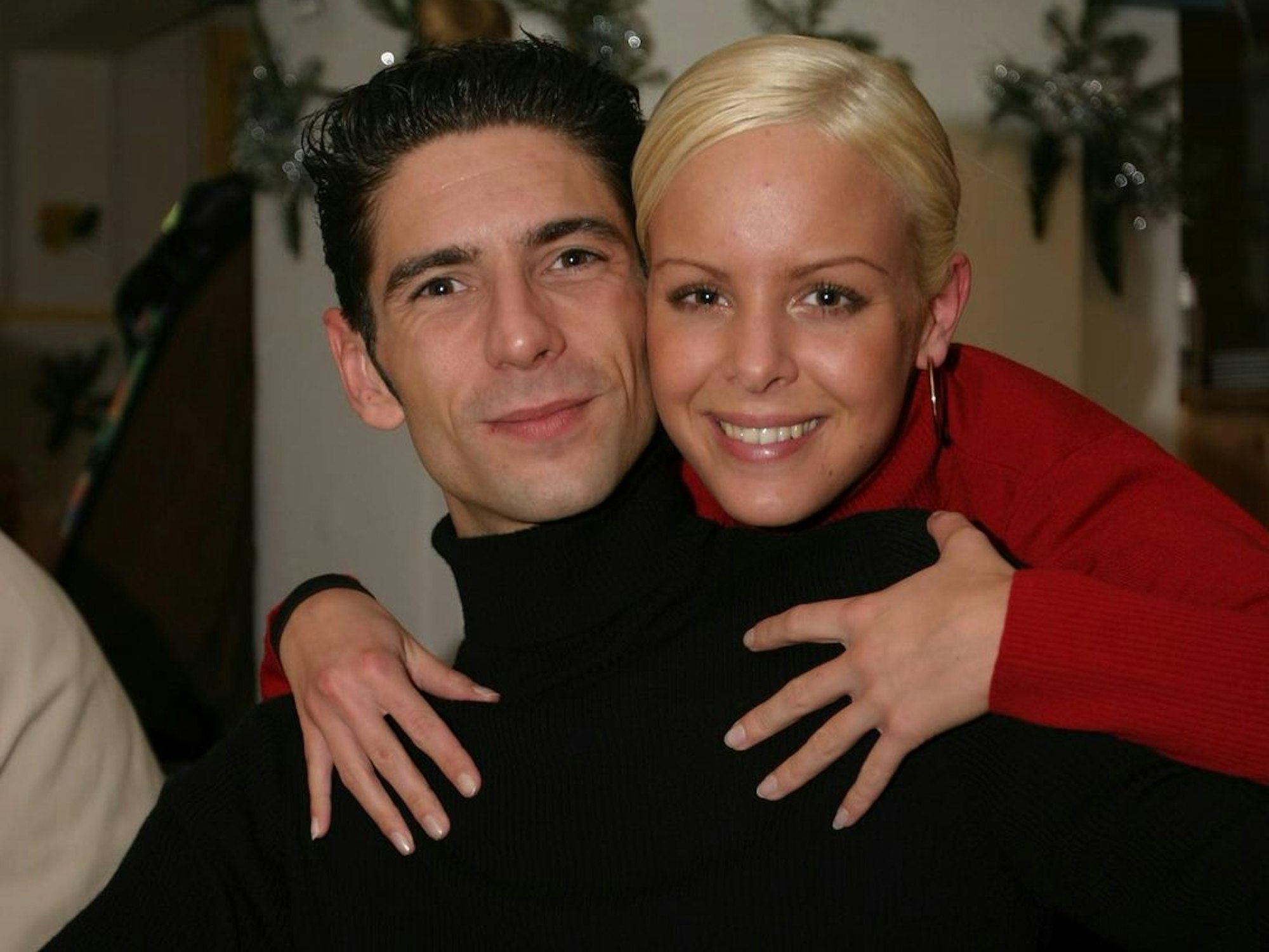Isabel Edvardsson umarmt ihren Partner Marcus Weiß.