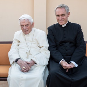 Der emeritierte Papst Benedikt XVI. (l.) sitzt neben seinem Privatsekretär Georg Gänswein.