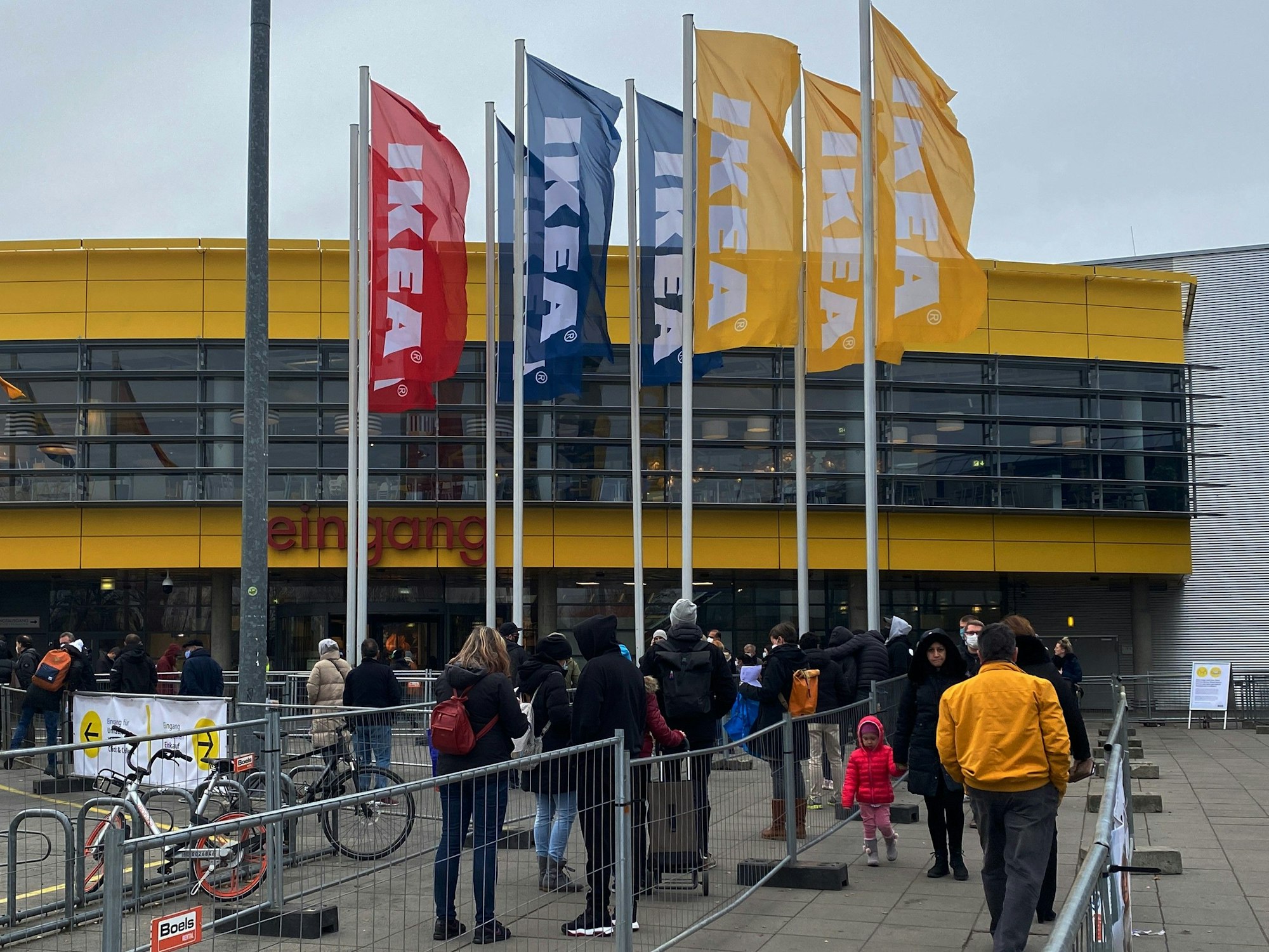 Dicht an dicht stehen Kunden vor der Ikea-Filiale in Schöneberg. +++ dpa-Bildfunk +++