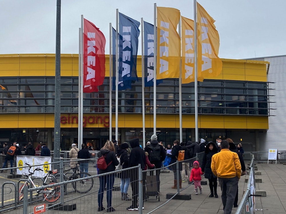 Dicht an dicht stehen Kunden vor der Ikea-Filiale in Schöneberg. +++ dpa-Bildfunk +++