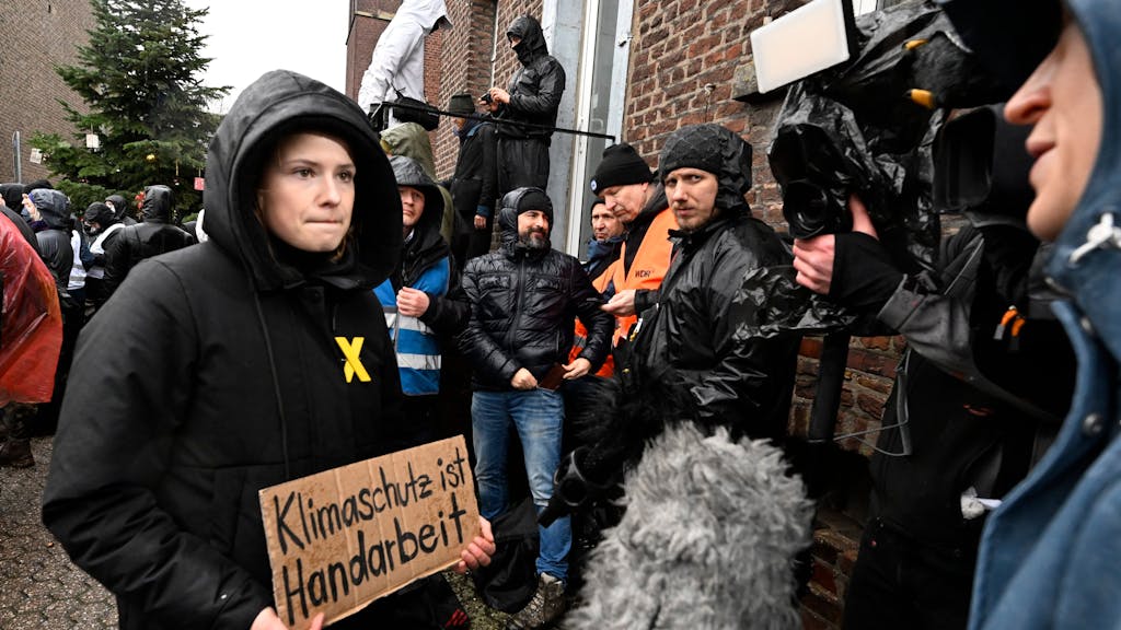Nordrhein-Westfalen, Keyenberg: Umweltaktivistin Luisa Neubauer spricht vor Beginn einer Demonstration gegen den Kohleabbau in die TV-Kameras. Die Polizei hat die Räumung des von Aktivisten besetzten Braunkohleortes Lützerath fortgesetzt.&nbsp;