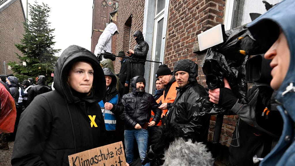 Nordrhein-Westfalen, Keyenberg: Umweltaktivistin Luisa Neubauer spricht vor Beginn einer Demonstration gegen den Kohleabbau in die TV-Kameras. Die Polizei hat die Räumung des von Aktivisten besetzten Braunkohleortes Lützerath fortgesetzt.&nbsp;