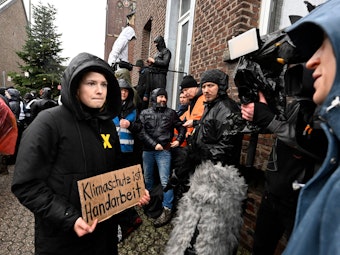 Nordrhein-Westfalen, Keyenberg: Umweltaktivistin Luisa Neubauer spricht vor Beginn einer Demonstration gegen den Kohleabbau in die TV-Kameras. Die Polizei hat die Räumung des von Aktivisten besetzten Braunkohleortes Lützerath fortgesetzt.