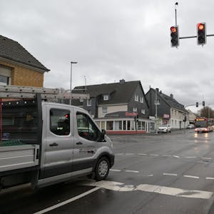 Eine Ampelkreuzung an der Paffrather Straße mit Autos, Bus und Fußgänger.
