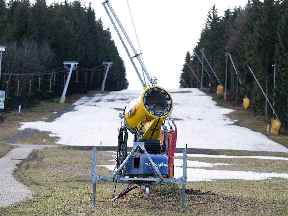 Nach deutlich über zehn Grad zum Jahreswechsel ist der Schnee in Ostdeutschlands Skigebieten, wie hier in Altenberg, geschmolzen.