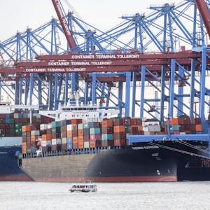 Containerschiffe liegen im Hamburger Hafen am Terminal Tollerort.