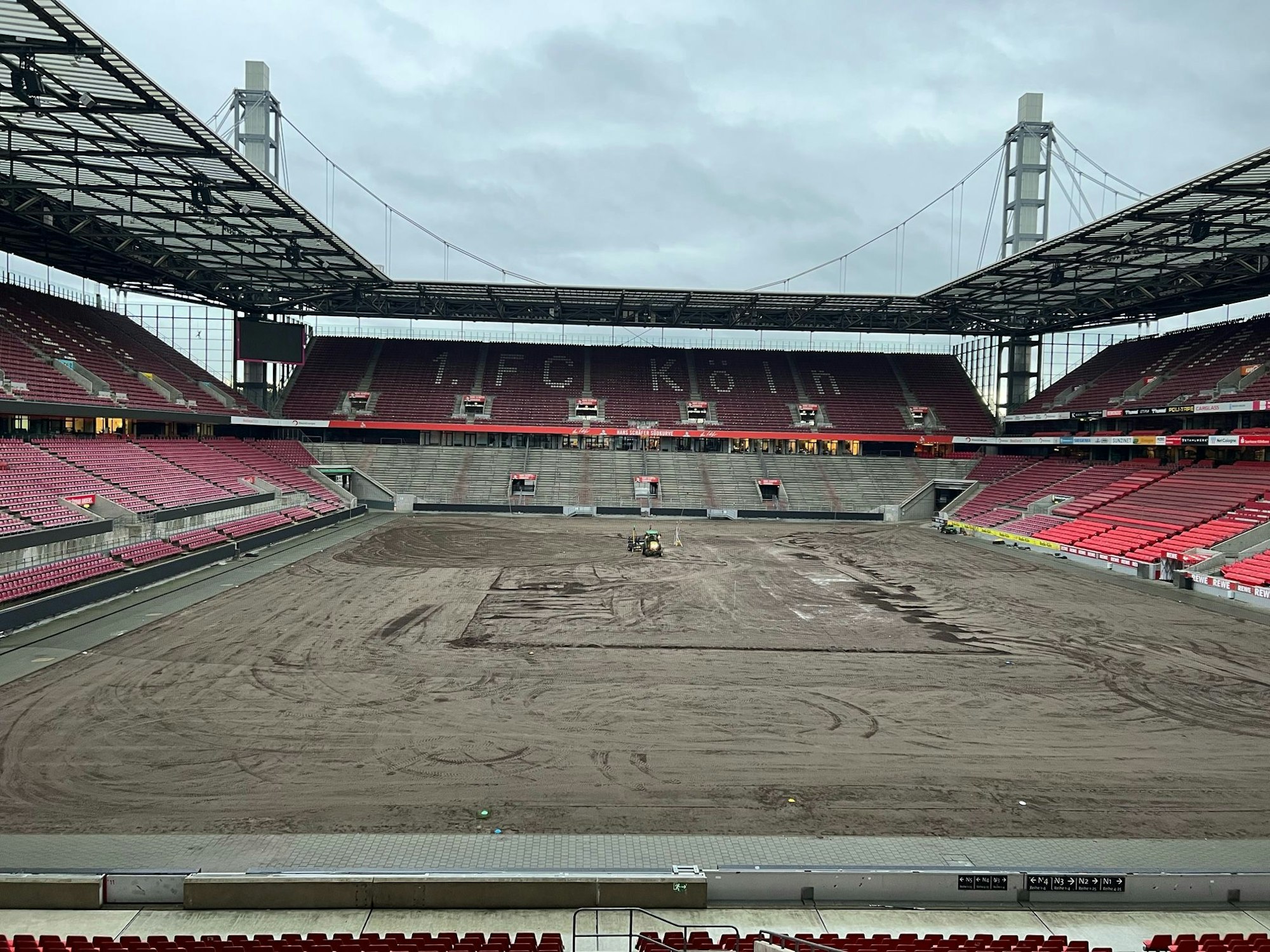 Im RheinEnergie-Stadion wird nach dem Winter Game der Kölner Haie ein neuer Rasen für den 1. FC köln verlegt.
