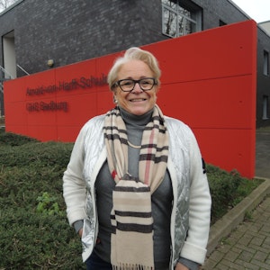 Mathilde Ehlen vor der Bedburger Hauptschule.
