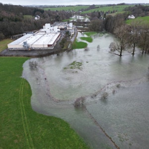 Die Wupperauen, wie hier bei Egerpohl im Januar 2023, gleichen auf weiten Strecken einer Seenlandschaft. Aktuell ist Wipperfürth und Lindlar von heftigen Regenfällen und Überschwemmungen betroffen.