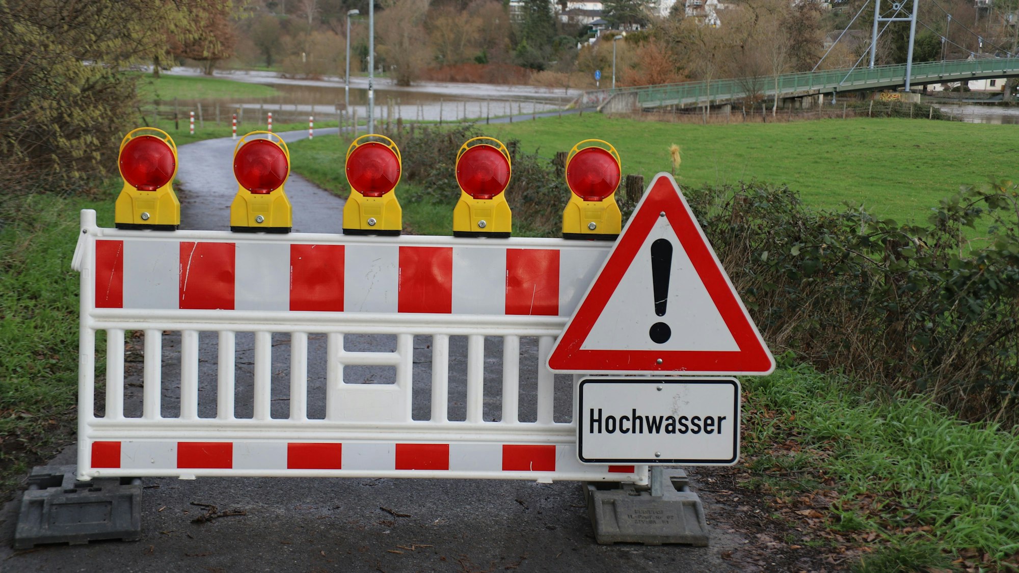 Die Wege zur Fußgängerbrücke in Hennef-Weingartsgasse, hier im Januar 2023, sind gesperrt.