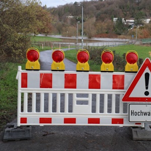 Die Wege zur Fußgängerbrücke in Hennef-Weingartsgasse, hier im Januar 2023, sind gesperrt.