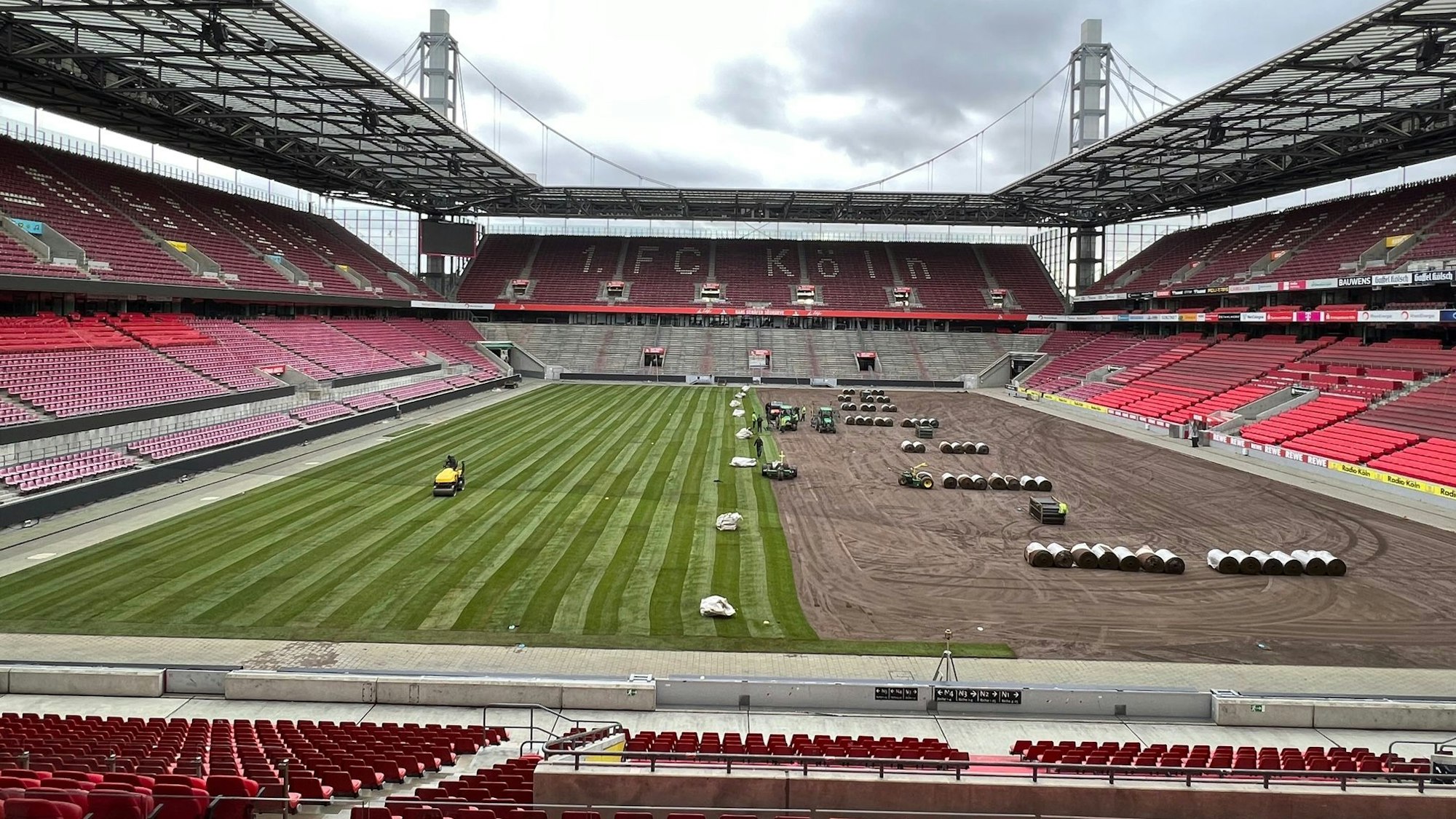 An Freitag (13. Januar 2023) wurde im Rhein-Energie-Stadion der neue Rasen ausgerollt.