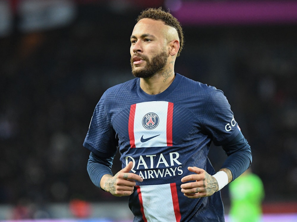 Neymar läuft im Spiel von Paris Saint-Germain über den Rasen.