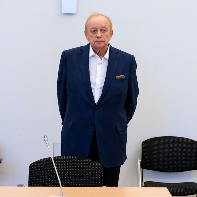 Alfons Schuhbeck, Koch und Unternehmer, steht vor Prozessbeginn als Angeklagter im Gerichtssaal im Landgericht München I. (Archivbild)