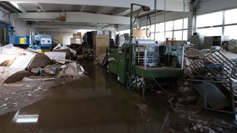 Schlamm, Schutt, zerstörte Maschinen: Das Bild zeigt den Blick in eine zerstörte Produktionshalle.