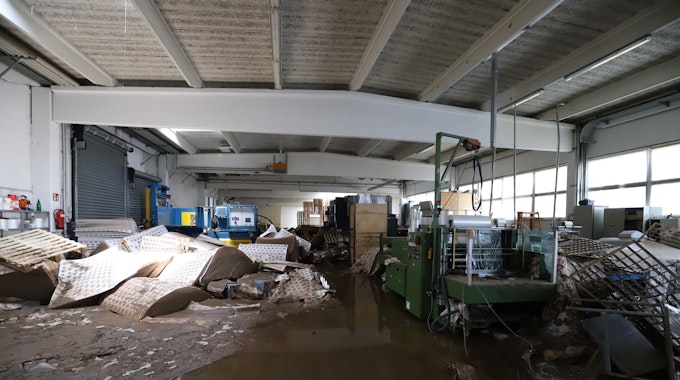 Schlamm, Schutt, zerstörte Maschinen: Das Bild zeigt den Blick in eine zerstörte Produktionshalle.