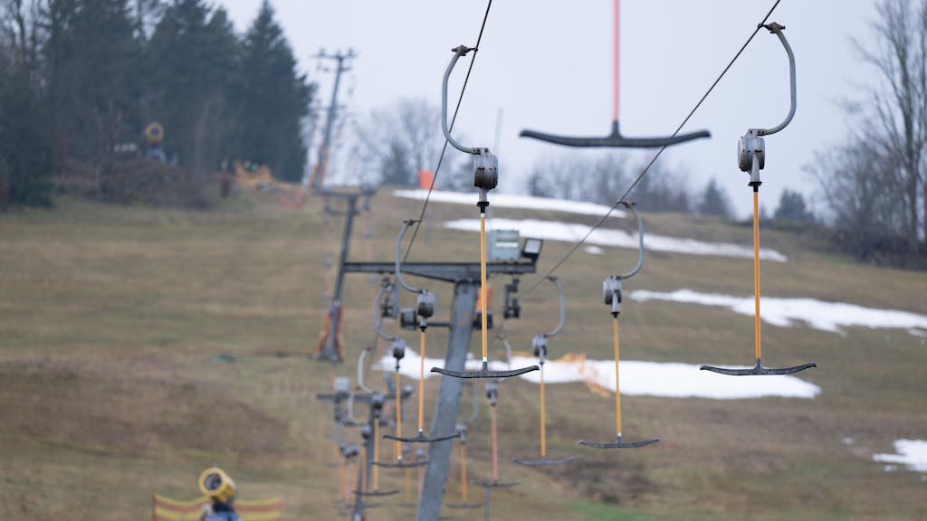 Leere Bügel hängen an einem Skilift. Nach deutlich über zehn Grad zum Jahreswechsel ist der Schnee in Ostdeutschlands Skigebieten geschmolzen.&nbsp;