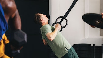 Zwei Männer trainieren in einem Fitnessstudio.