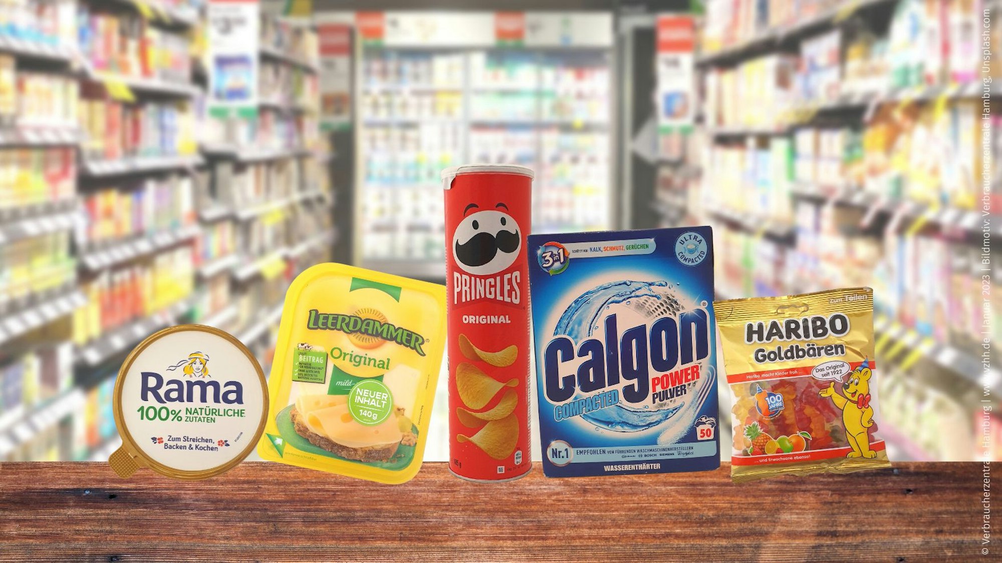 Produkte, die für die Mogelpackung des Jahres nominiert sind vor einem Supermarkt-Gang.