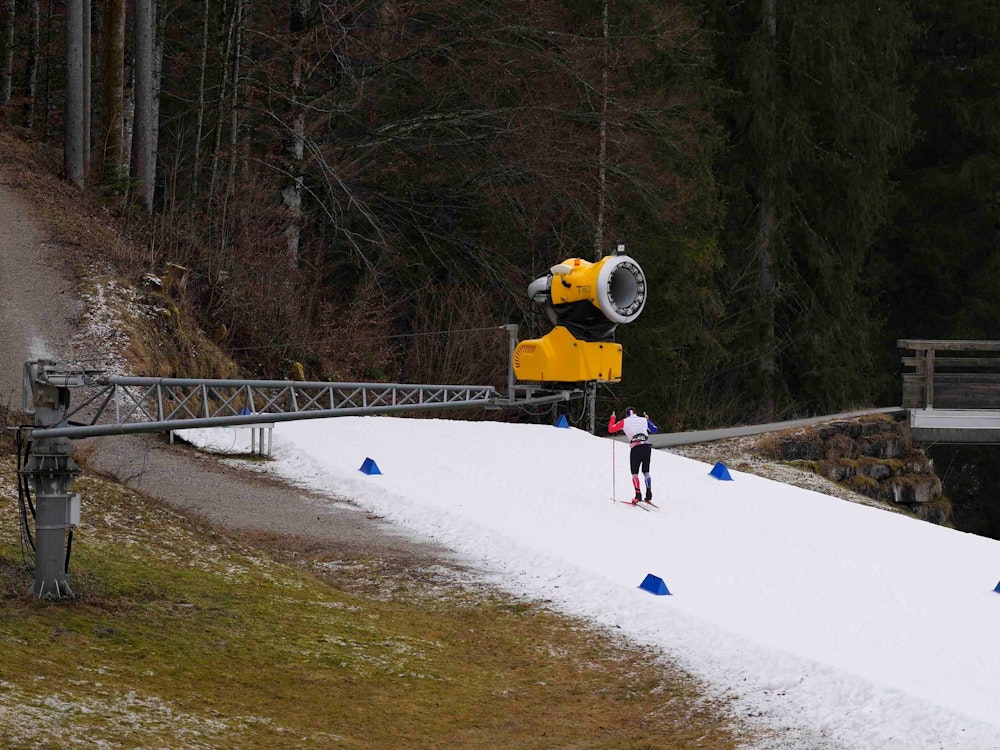 Erschütternd: Beim Biathlon in Ruhpolding müssen die Athletinnen und Athleten auf den letzten Schneeresten fahren.