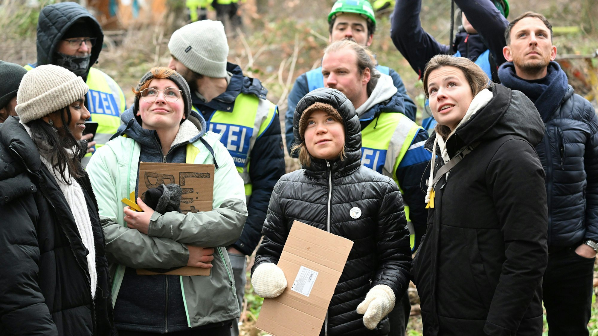 Luisa Neubauer und Greta Thunberg protestieren im von Klimaaktivisten besetzten Braunkohleort Lützerath.