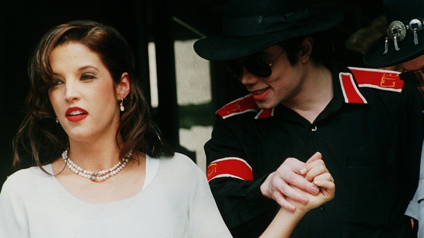 Lisa Marie Presley, die Tochter von Rock ‚n‘ Roll-König Elvis, und Popstar Michael Jackson auf einem Archivbild vom 6. August 1994.