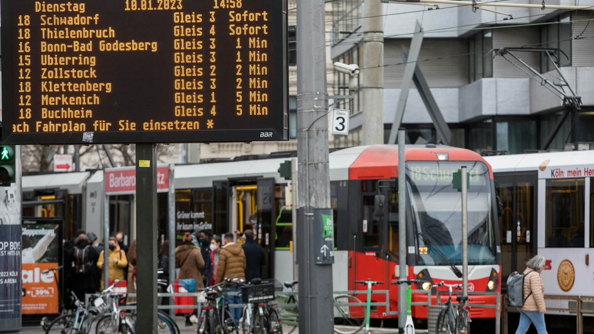 10.01.2023, Köln: Die Kölner Verkehrsbetriebe (KVB).
Haltestelle Barbarossaplatz.

Foto: Michael Bause




