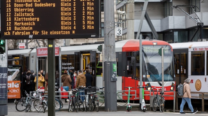 Èine Bahn der Kölner Verkehrsbetriebe steht am Barbarossaplatz.